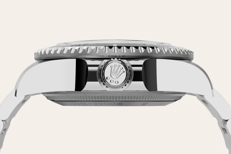rolex M136660-0005 - La lunetta in ceramica e l’indicazione luminescente