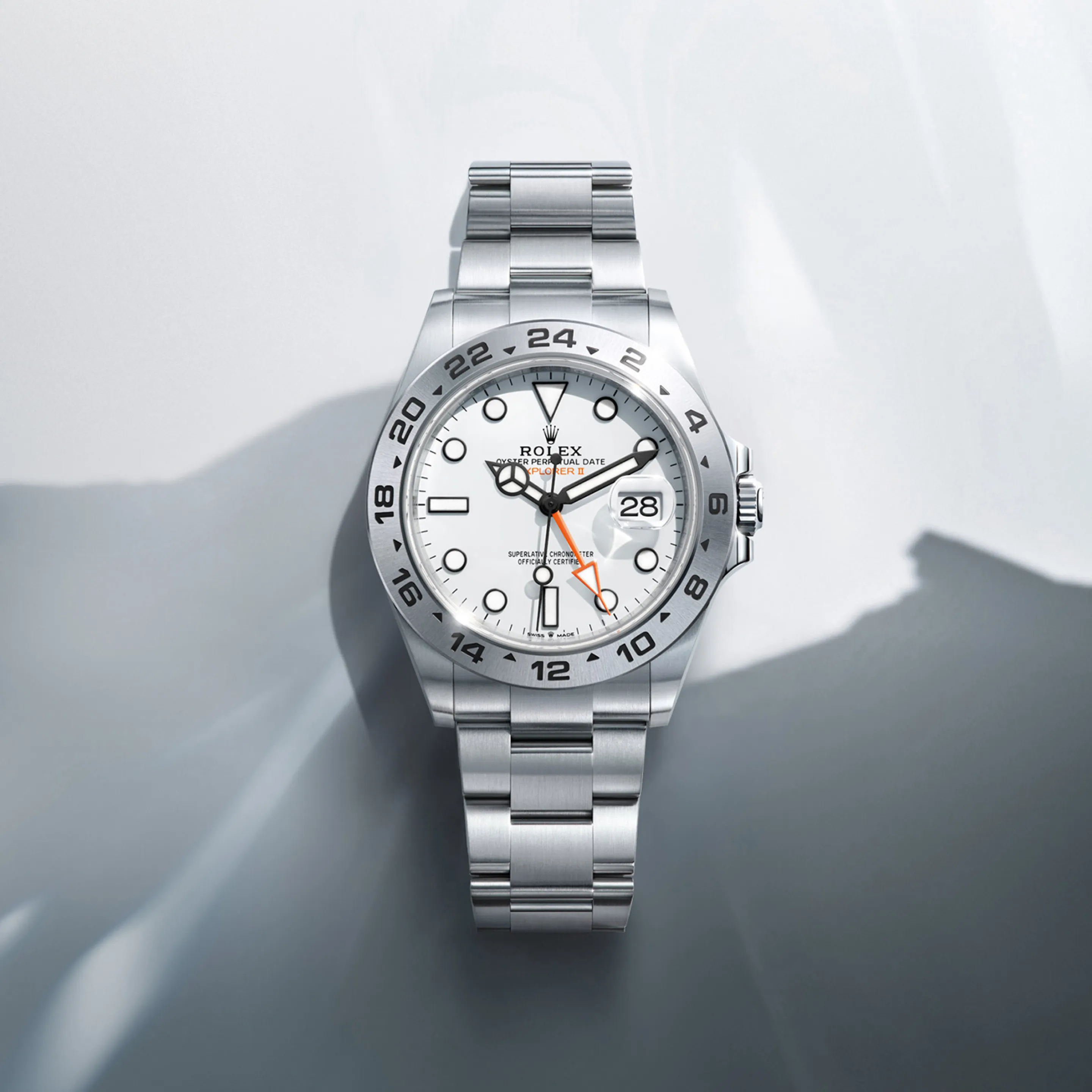 rolex Explorer II    - L’Explorer II presenta una visualizzazione delle 24 ore, leggibile mediante una lancetta supplementare che gira intorno al quadrante in 24 ore invece delle normali 12, puntando a una lunetta fissa dove sono incisi gli indici delle 24 ore. Questa funzione permette a chi lo indossa di distinguere le ore del giorno da quelle della notte, una caratteristica essenziale per chi si avventura in ambienti dove l’oscurità regna sovrana, per esempio nelle profondità delle grotte, o dove il sole non tramonta mai, come nelle regioni polari in estate.