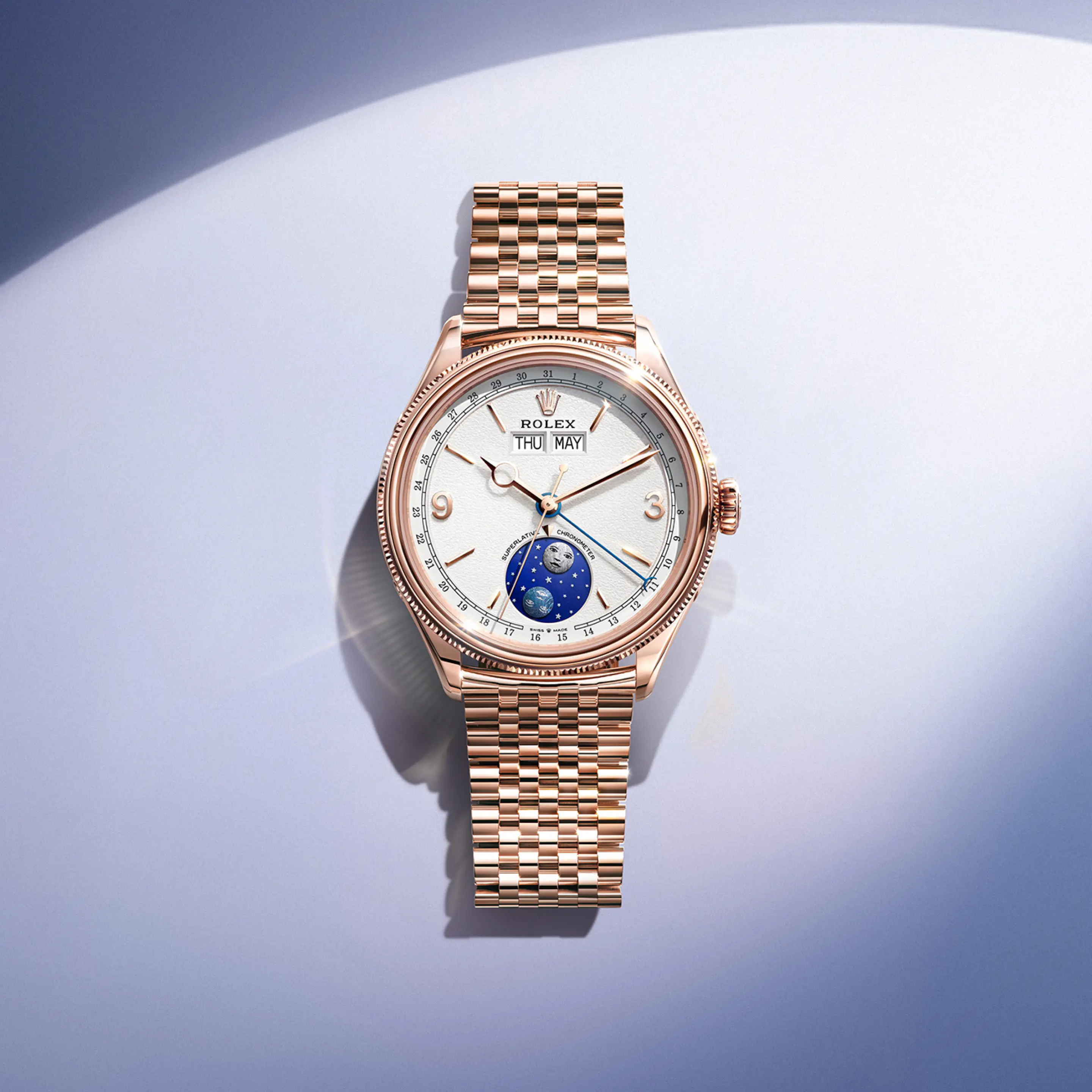 rolex Padellone    - Il Padellone esibisce una cassa di 39 mm di diametro dalle linee armoniose ed è dotato di una lunetta bombata e finemente scanalata. La parte superiore è bombata, mentre la parte inferiore è impreziosita da sottili scanalature: un richiamo in chiave contemporanea alla tradizione orologiera e al patrimonio estetico della Maison.